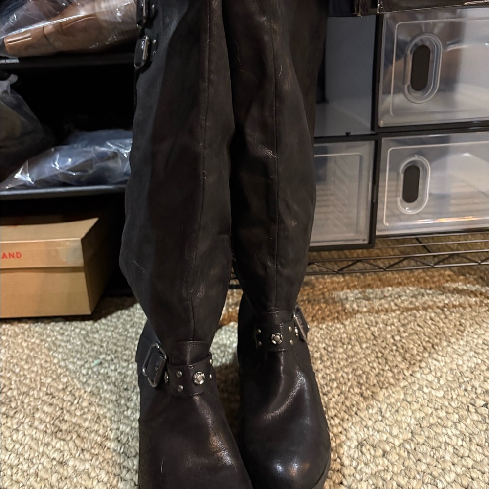#246 Carlos Santana W sz7 WC Black Knee-High Boots w/ Buckle& stud distressed